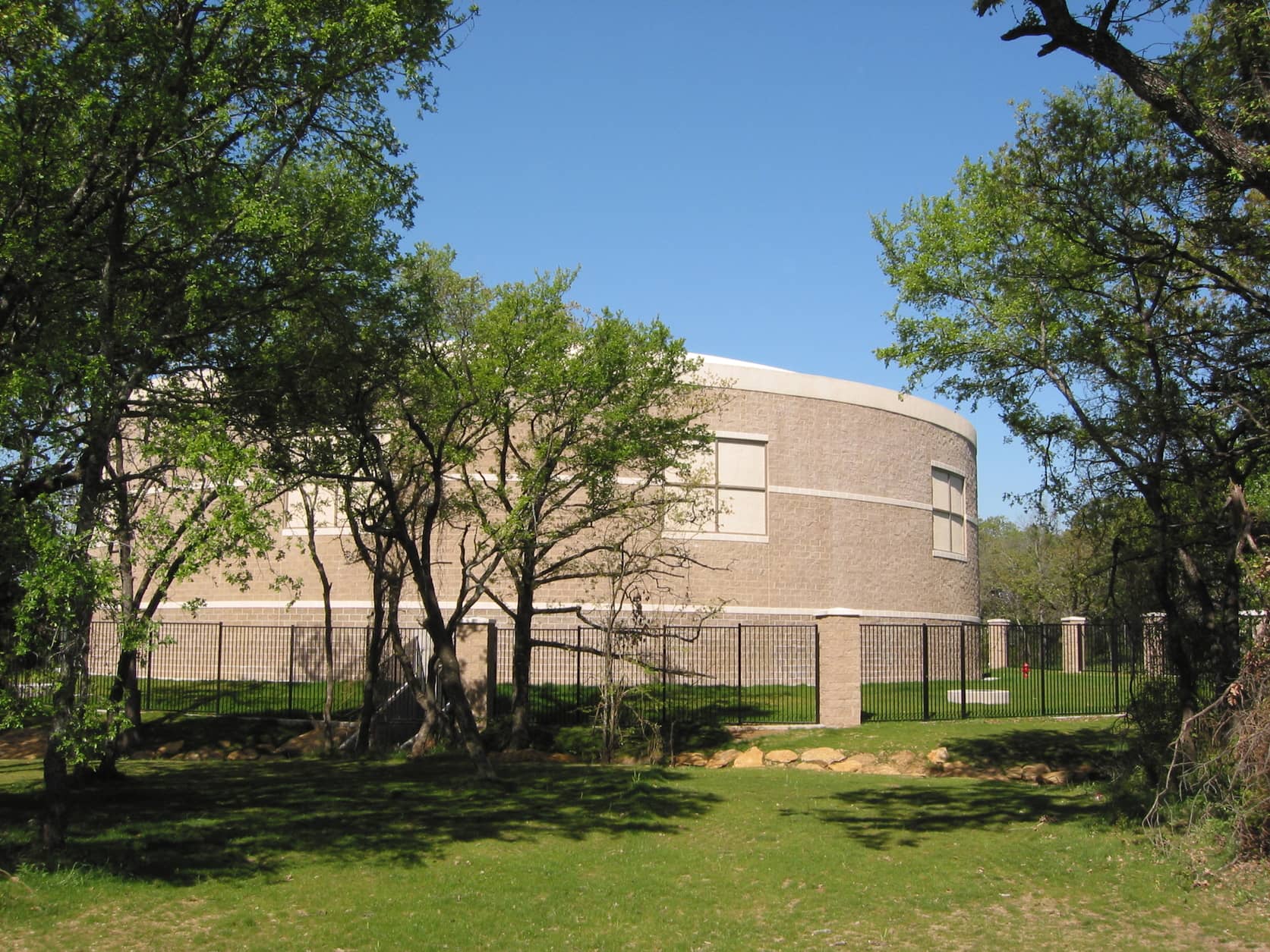 Kimley-Horn provided water/wastewater, public involvement, and construction administration services for a pintail 3.0 MG storage tank in Flower Mound, TX.